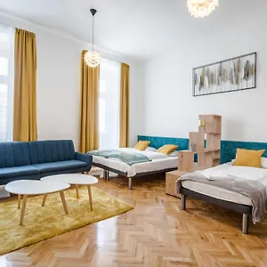 Bpr Stylish Vagabond With Ac , Budapest Hungary